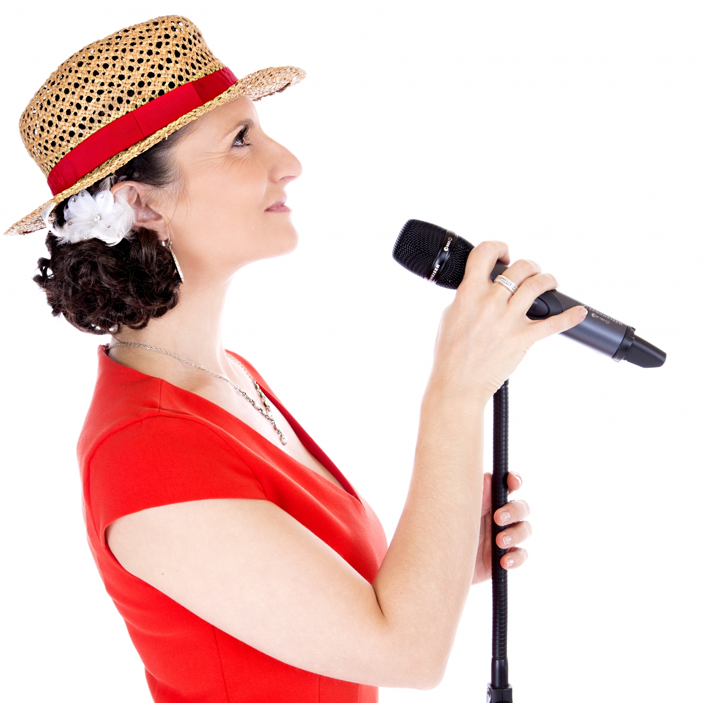 Sängerin in rotem Kleid und Hut singt vor Publikum bei einer Hochzeitsfeier, Hochzeitsfotografie und Hochzeitsplanung.