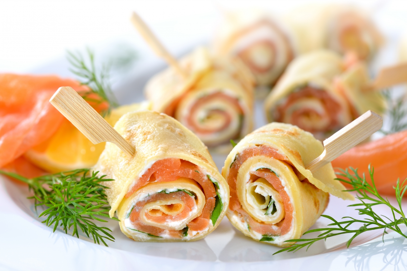 Fingerfood auf einer Hochzeit mit Lachsrollen dekoriert mit Dill, ideal für Hochzeitsfeiern und Catering-Ideen.