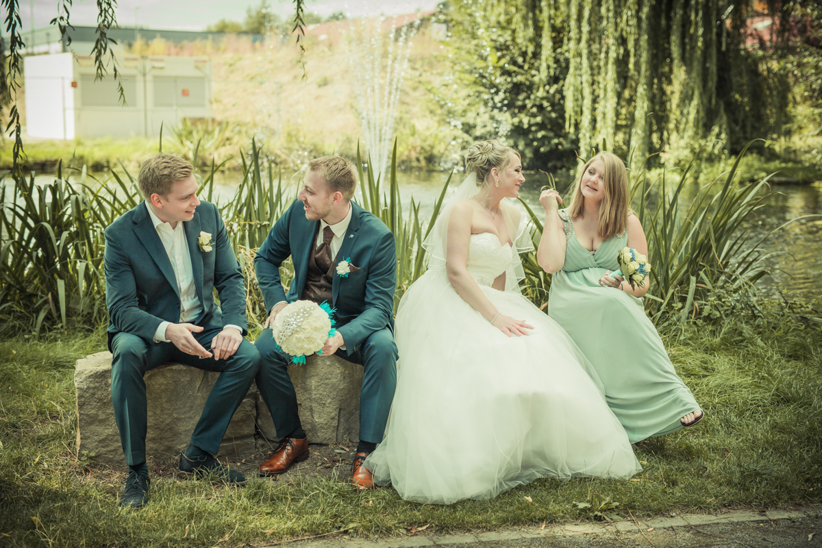 Hochzeit im Grünen mit Braut, Bräutigam, Brautjungfern und Hochzeitsdeko am See.