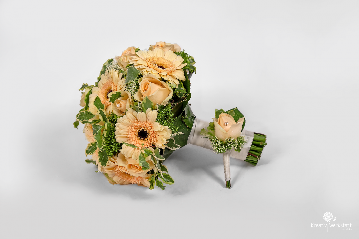 Brautstrauß aus cremefarbenen Blumen und passender Boutonniere, wichtige Elemente der Hochzeitsdekoration.