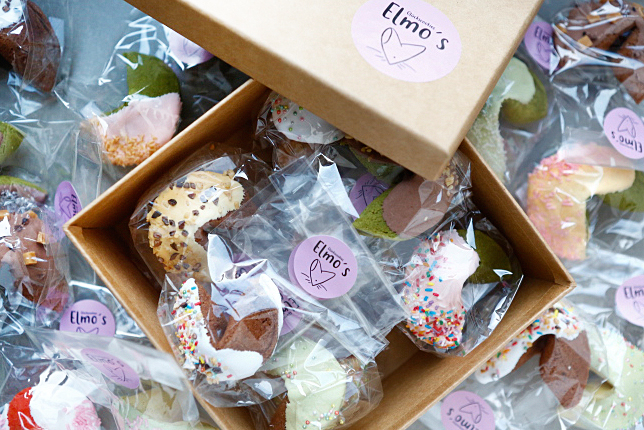 Box mit individualisierten Süßigkeiten als Hochzeitsgeschenke, verpackt in farbenfrohen Tüten, Hochzeitsplanung in Aktion.