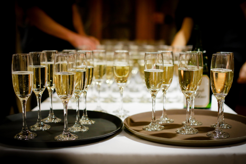 Tablett mit Champagnergläsern bereit für die Hochzeitsfeier, Hochzeitsfotografie zeigt stilvolle Hochzeitsdeko.