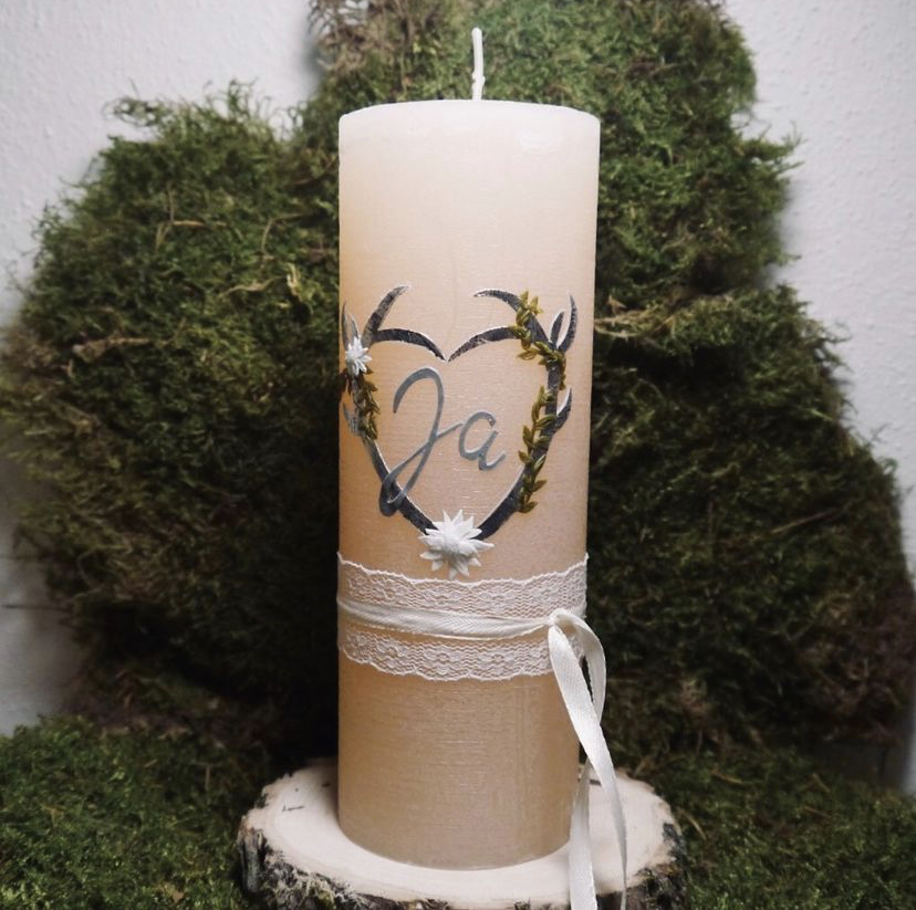 Kerze mit "Ja" und Blumenverzierung, ideal für die Hochzeitszeremonie und Hochzeitsdekoration