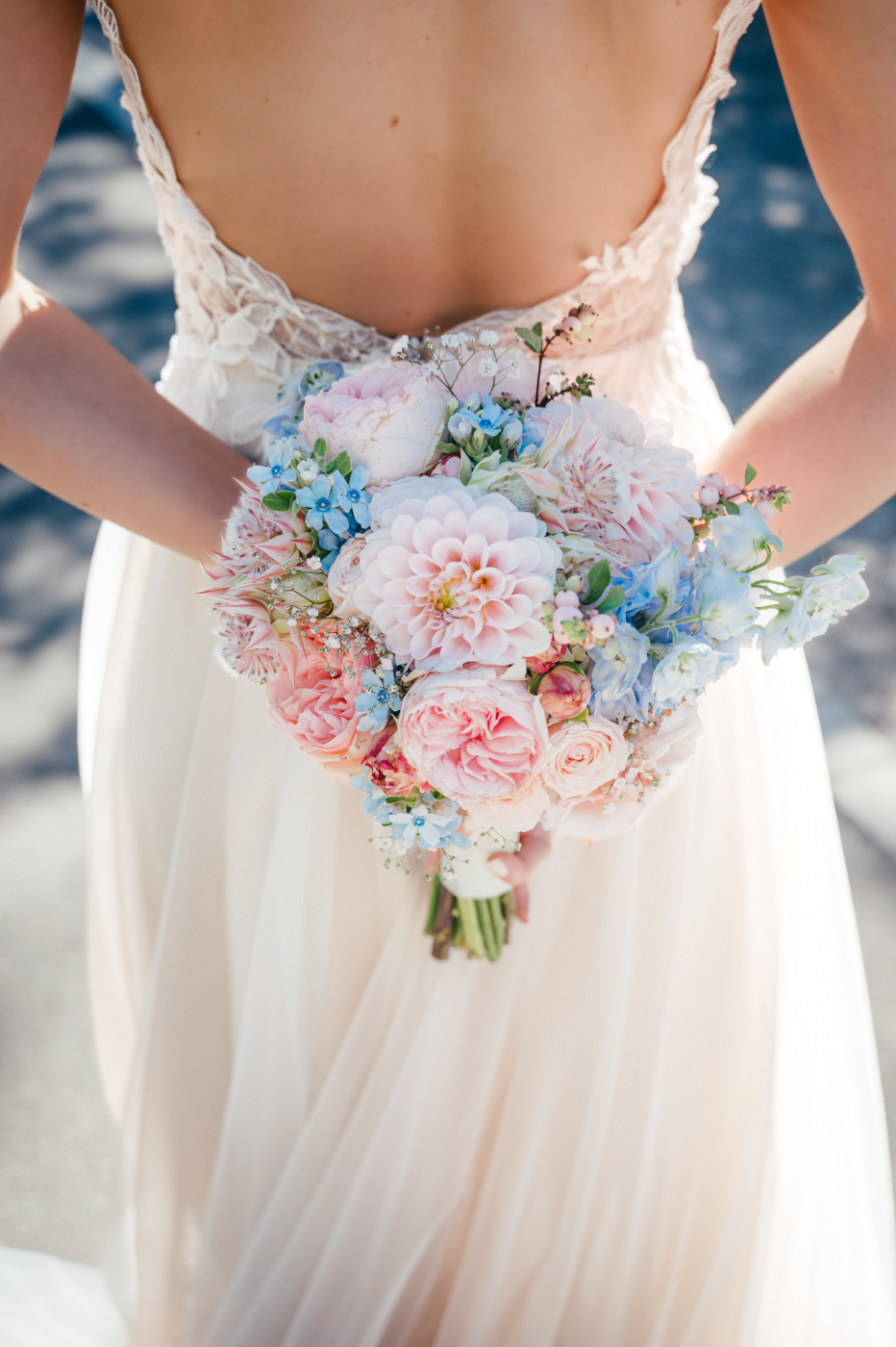 Braut im Hochzeitskleid hält einen Blumenstrauß in der Hand während der Hochzeitszeremonie, Hochzeitsideen und Hochzeitsfotografie.