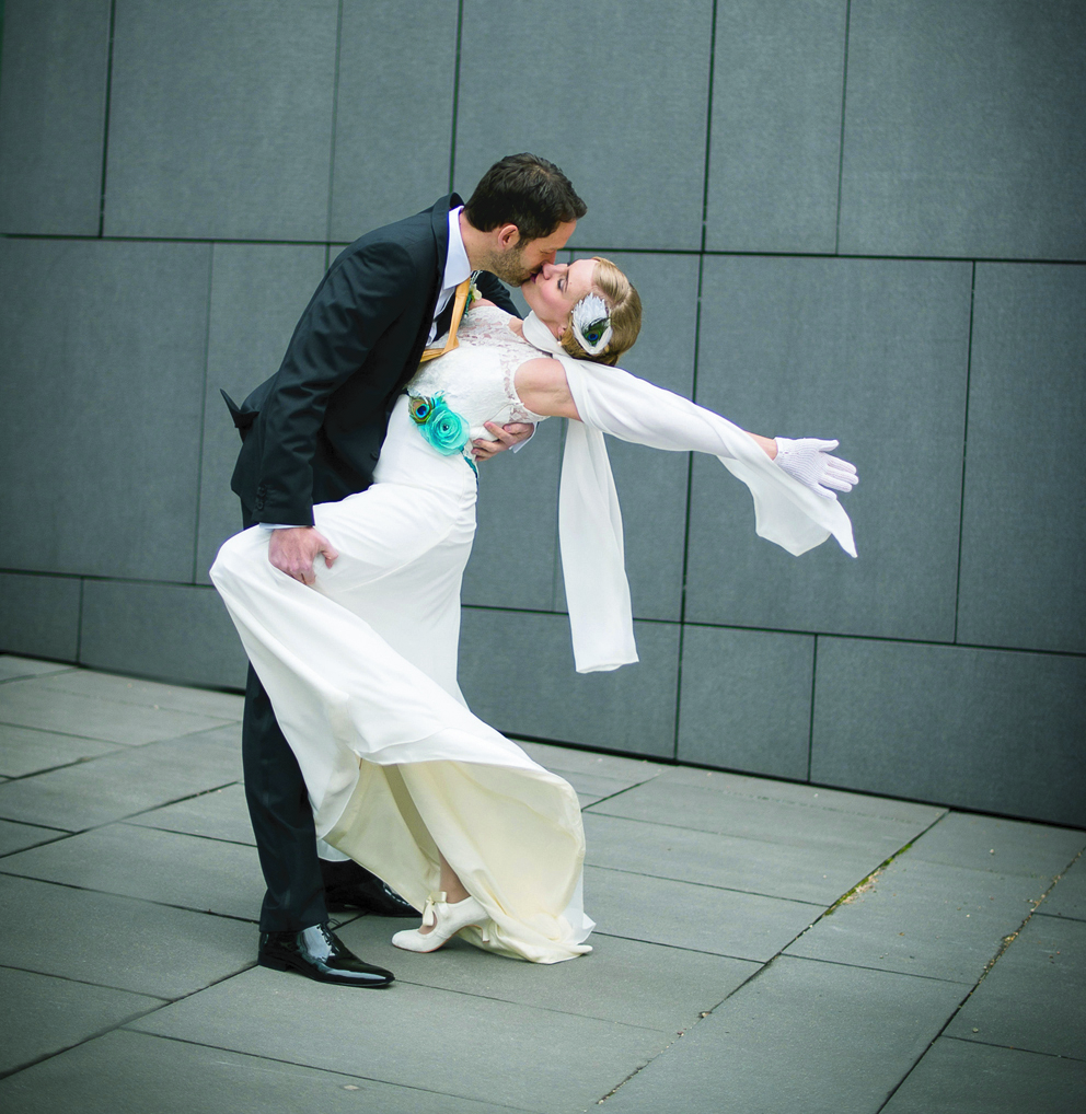 Braut und Bräutigam in Hochzeitskleidung küssen sich bei der Hochzeitszeremonie.